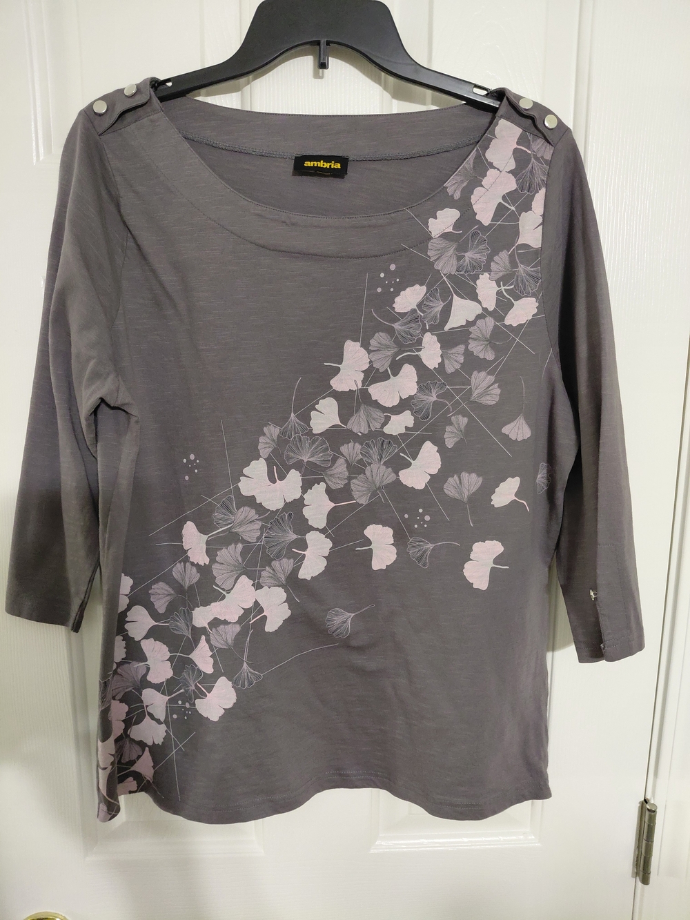 Ambria Women's Gray Floral Boatneck Long Sleeve Top